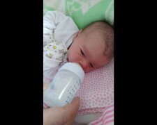 Streit um die richtige Erwärmung von Babynahrung. Quelle: Youtube Screenshot