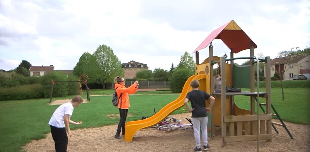 „Nur mein Sohn darf spielen“: eine Mutter, die ihre eigene Kindergartenspielplatzregel aufstellt