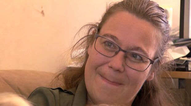 „Ich lächle, während die Angst in mir schreit“. Quelle: Youtube Screenshot