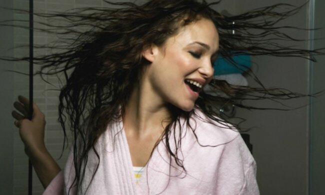 Dicht und schön: Experten haben erklärt, was man wünschenswert meidet, solange das Haar noch nass ist