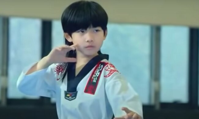 Kung Fu-Kind: dreijähriger Junge trainiert im Shaolin-Kloster, um ein Meister der Künste zu werden