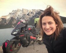 Die junge Frau reiste alleine mit dem Motobike um die ganze Welt, um ihrem Ex-Freunden ein Schnippchen zu schlagen