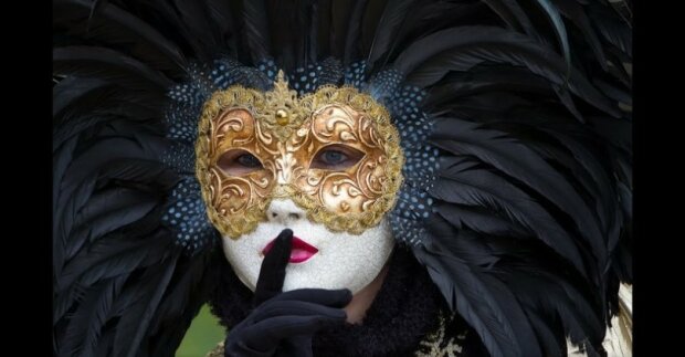 “Die Maske, ich kenne dich”: die Geschichte des berühmtesten Symbols des Karnevals