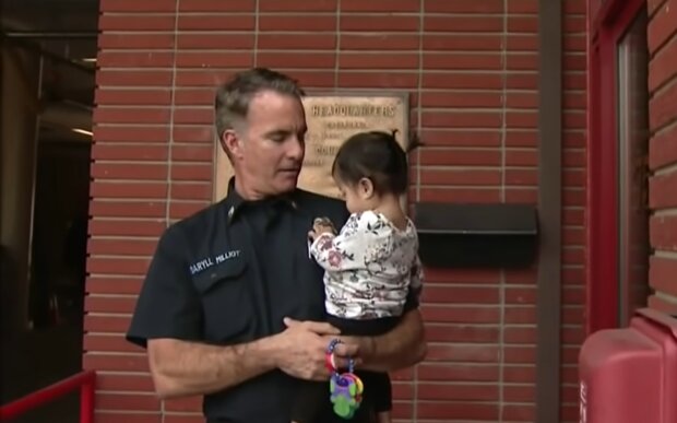 Feuerwehrleute unterhielten Kinder stundenlang, nachdem der Krankenwagen ihre Eltern mitgenommen hatte