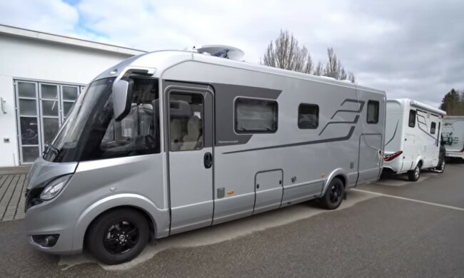 Fünf Menschen und eine Katze: Wie eine Großfamilie in einem nur sechs Meter langen Wohnmobil lebt