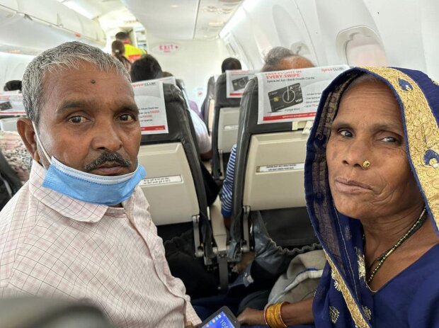 Ein Mann bezahlt die Mahlzeiten eines älteren Ehepaars auf seinem ersten Flug und inspiriert andere, "immer freundlich zu sein"