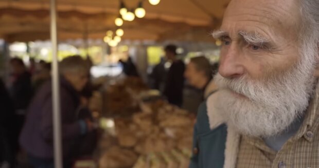 77-jähriger Rentner kämpft auf dem Markt ums Überleben. Quelle:Youtube Screenshot