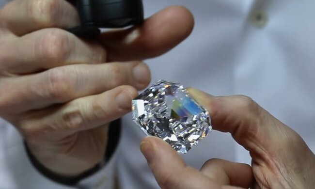 Ein sehr großer Diamant. Quelle: YouTube Screenshot