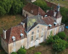 Touristen fanden ein französisches Haus, das seit 20 Jahren verlassen ist, und beschlossen, hineinzugehen