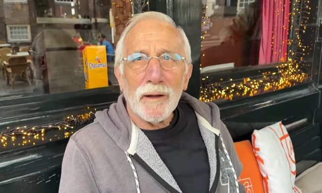 76 Jahre und voller Lebensfreude. Quelle: Youtube Screenshot