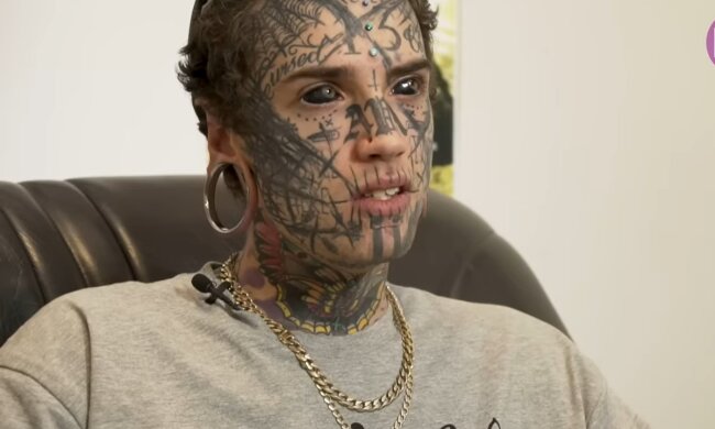 Der Mann hat Tausende von Euro ausgegeben, um seinen Körper zu modifizieren.