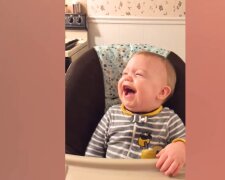 Das Lachen eines Kleinkinds. Quelle: Youtube Screenshot