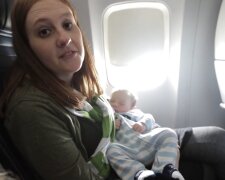Der kleinste Fluggast brauchte Hilfe. Quelle: Screenshot YouTube