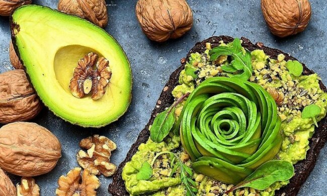 Im Café lehnt man Avocadogerichte ab, Experten erklären warum