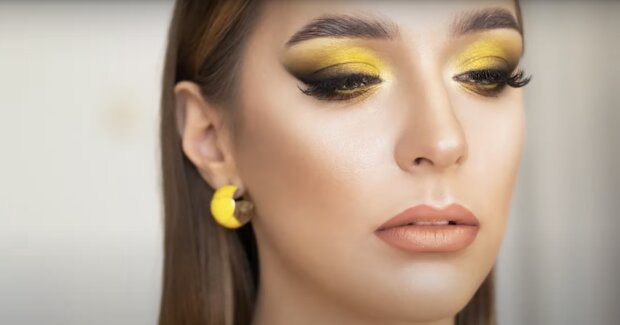Make-up. Quelle: Screenshot YouTube