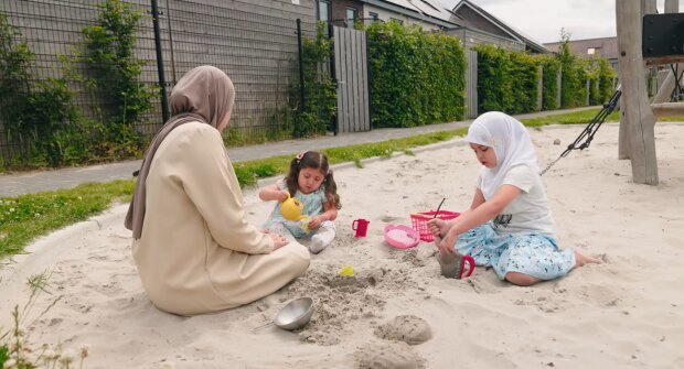 "Mein Mann arbeitet, ich kümmere mich um unsere Kinder". Quelle: Youtube Screenshot