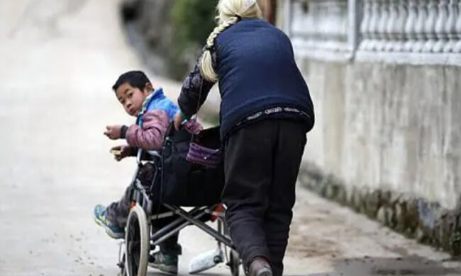 Wissensdurst: Eine 76-jährige Großmutter geht jeden Tag 24 Kilometer zu Fuß, um ihren Enkel zur Schule zu bringen