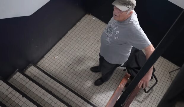 Treppen statt Würde. Quelle: Youtube Screenshot
