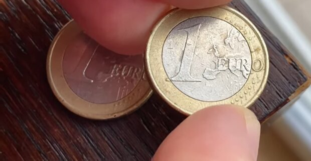 Ein Mann klaut einen Euro. Quelle: Youtube Screenshot