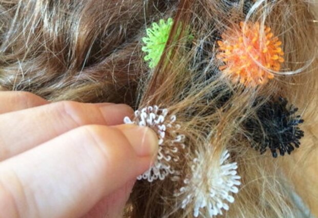 150 klebrige Spielzeuge verhedderten sich in den Haaren eines kleinen Mädchens: Mutter brauchte 20 Stunden, um ihrer Tochter zu helfen