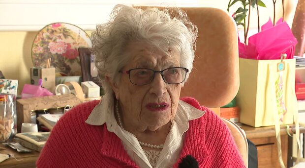 106-Jährige feiert im Kreis der Gemeinschaft. Quelle: Youtube Screenshot