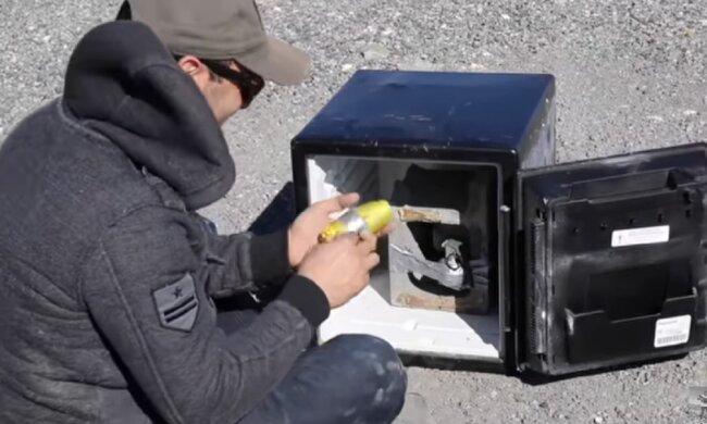 Der sechsjährige Junge holte einen Panzerschrank aus dem See und half bei der Lösung eines alten Geheimnisses