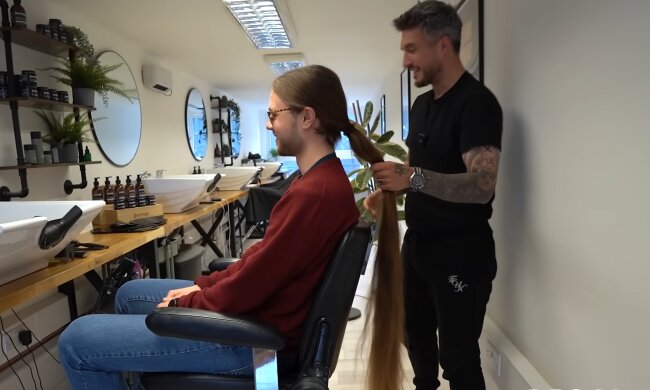 Der Verlust von Haaren und Identität. Quelle: Youtube Screenshot