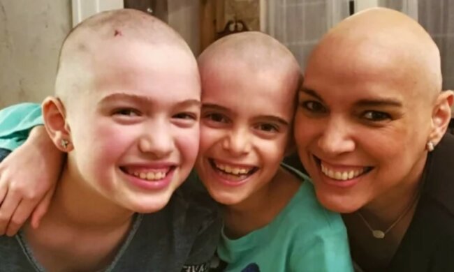 Mutige Mädchen rasierten sich den Kopf, um ihre Mutter zu unterstützen