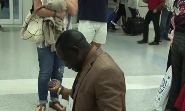 Nach langer Trennung: Mann weinte auf Knien am Flughafen, als er seine Familie wiedersah