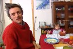 Dieser Mann lebt mit Frau und Kind komplett gratis. Quelle: Youtube Screenshot