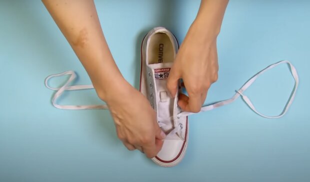 Wirksame Schuhereinigung. Quelle: Screenshot YouTube