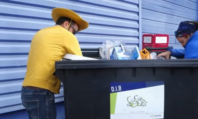 Sie wühlen im Abfall. Quelle: Youtube Screenshot