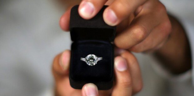Nachdem er einer Frau ihren Ring gestohlen hatte, machte Mann einer anderen einen Heiratsantrag, Details