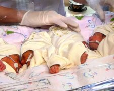 Glück mit 50 Jahren: Die Britin erwartete Zwillinge, brachte aber vier Kinder zur Welt