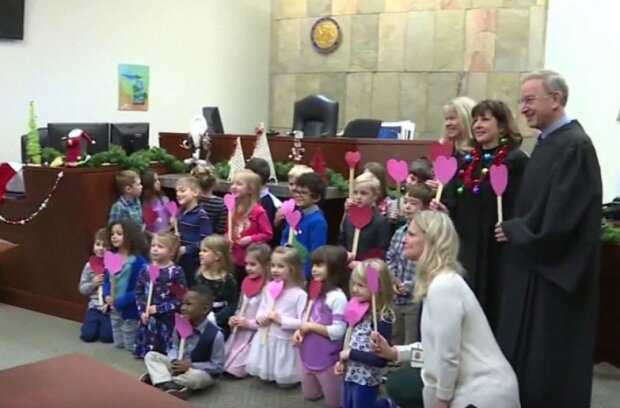 Eine Menge Kindergartenkinder kamen zum Gericht, um ihren fünfjährigen Freund zu unterstützen