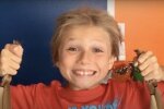 Junge spendete seine Haare. Quelle: Screenshot YouTube