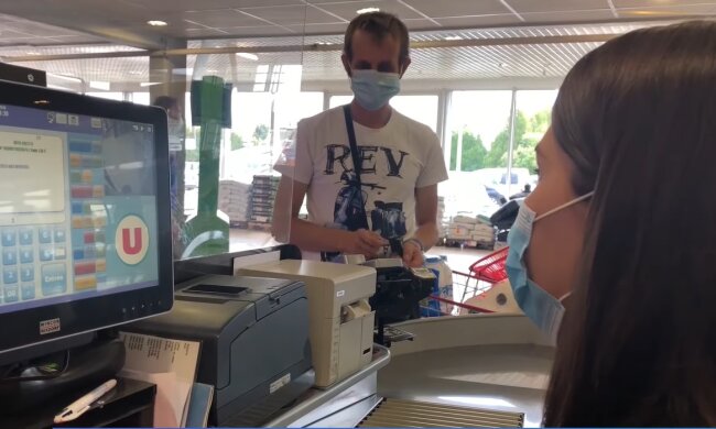 Ein Vorfall an der Kasse. Quelle: Youtube Screenshot