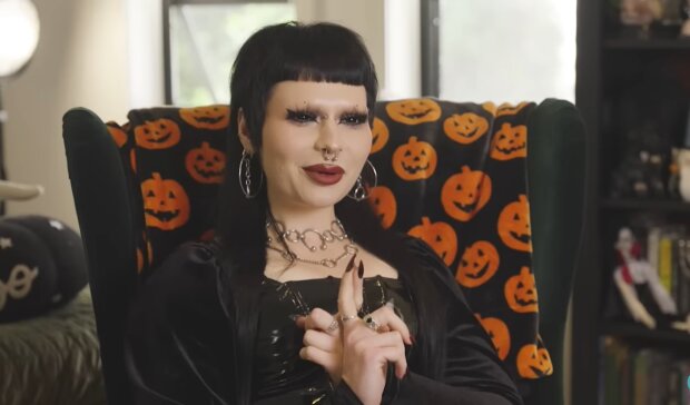 Die Gothic-Göttin. Quelle: Youtube Screenshot