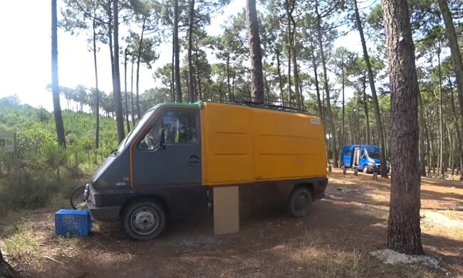 "Ich habe mein Glück gefunden": Ein Mädel tauschte einen anständigen Job gegen ein freies Leben in einem Minibus ohne Dusche