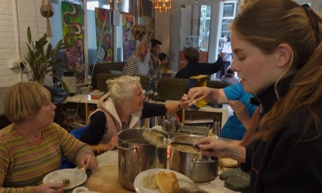 Ein Tisch voller Dankbarkeit. Quelle: Youtube Screenshot