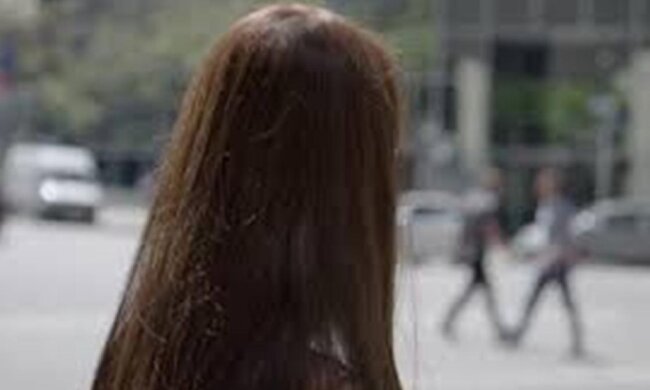 Vater schnitt seiner Tochter die Haare, die sich weigerte, ihre Haare zu kämmen und jetzt bereut er es