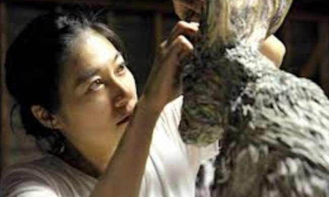 Die japanische Künstlerin fertigt Tierskulpturen aus alten Zeitungen an und rettet damit den Planeten