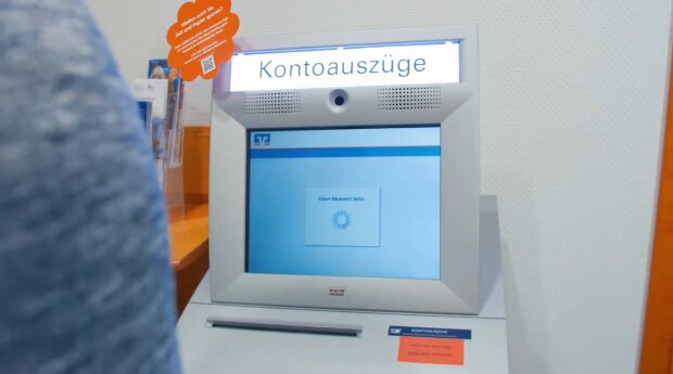 Kontoauszüge im Müll? Quelle: Youtube Screenshot