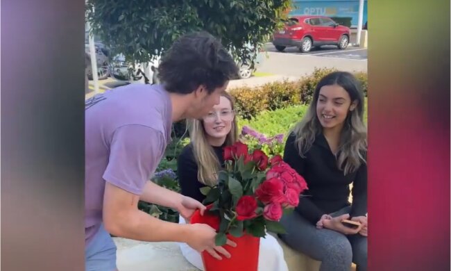Student schenkt den Fremden gute Laune und bringt sie zum Lächeln. Quelle: Screenshot Youtube