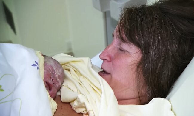 49-jährige Deutsche bringt achtes Kind zur Welt. Quelle: Youtube Screenshot