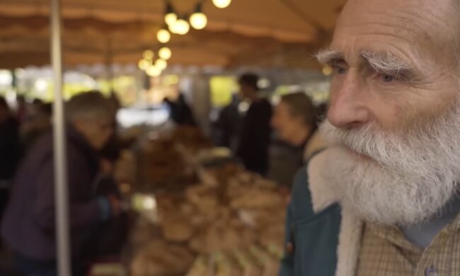 77-jähriger Rentner kämpft auf dem Markt ums Überleben. Quelle:Youtube Screenshot