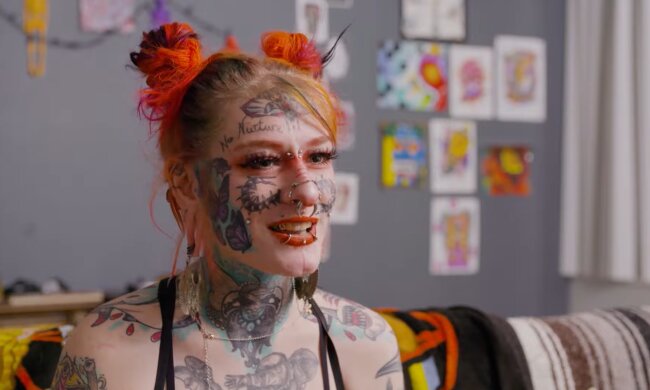 „Ihr starrt mich an? Perfekt, dafür habe ich diese Tattoos“. Quelle: Youtube Screenshot