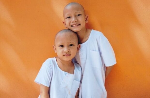 Zeichen der Freundschaft: siebenjähriger Junge rasierte sich den Kopf, um seinen Kameraden zu unterstützen