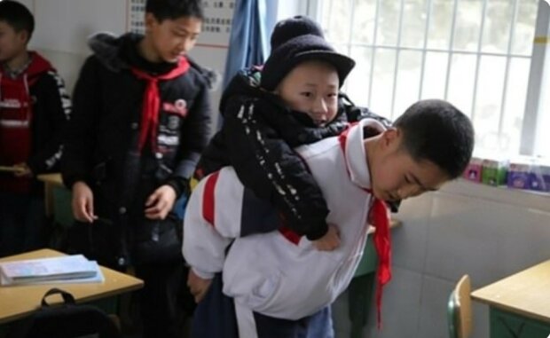 Treuer Freund: Ein 12-jähriger Junge trägt seinen Schulkameraden seit 6 Jahren auf dem Rücken, damit er in der Schule lernen kann