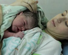 Mutter mit dem neugeborenen Baby. Quelle: Screenshot Youtube